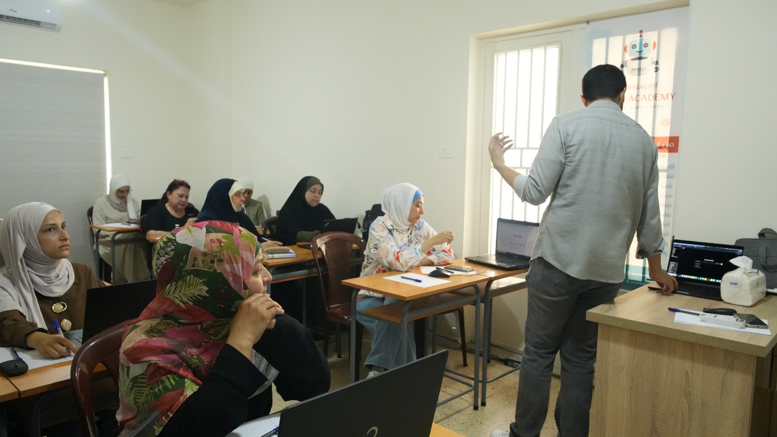 مؤسسة أمام تنظم ورشة تدريبية حول أدوات الذكاء الاصطناعي للمعلمين