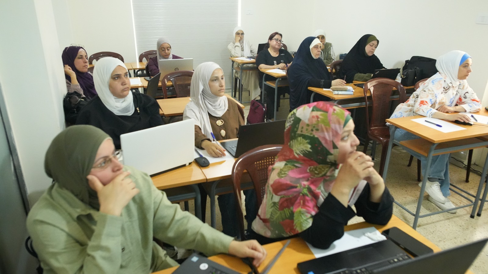 مؤسسة أمام تنظم ورشة تدريبية حول أدوات الذكاء الاصطناعي للمعلمين