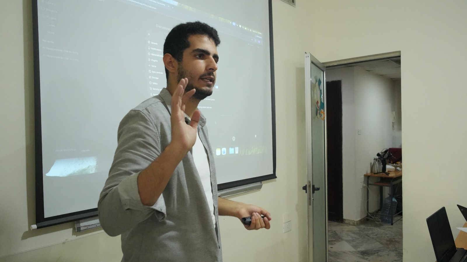 مؤسسة أمام تنظم ورشة تدريبية حول أدوات الذكاء الاصطناعي للمعلمين
