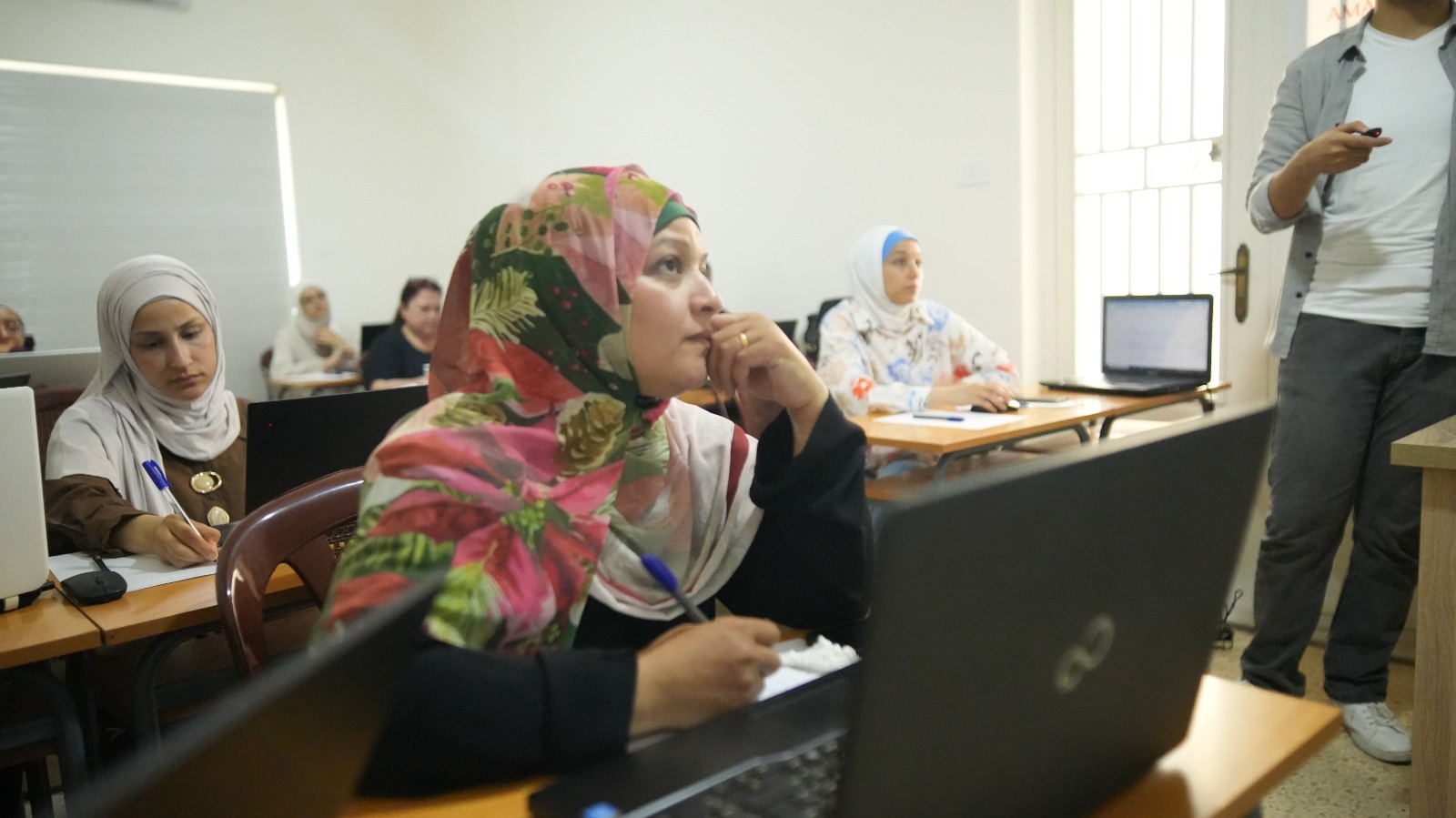 مؤسسة أمام تنظم ورشة تدريبية حول أدوات الذكاء الاصطناعي للمعلمين