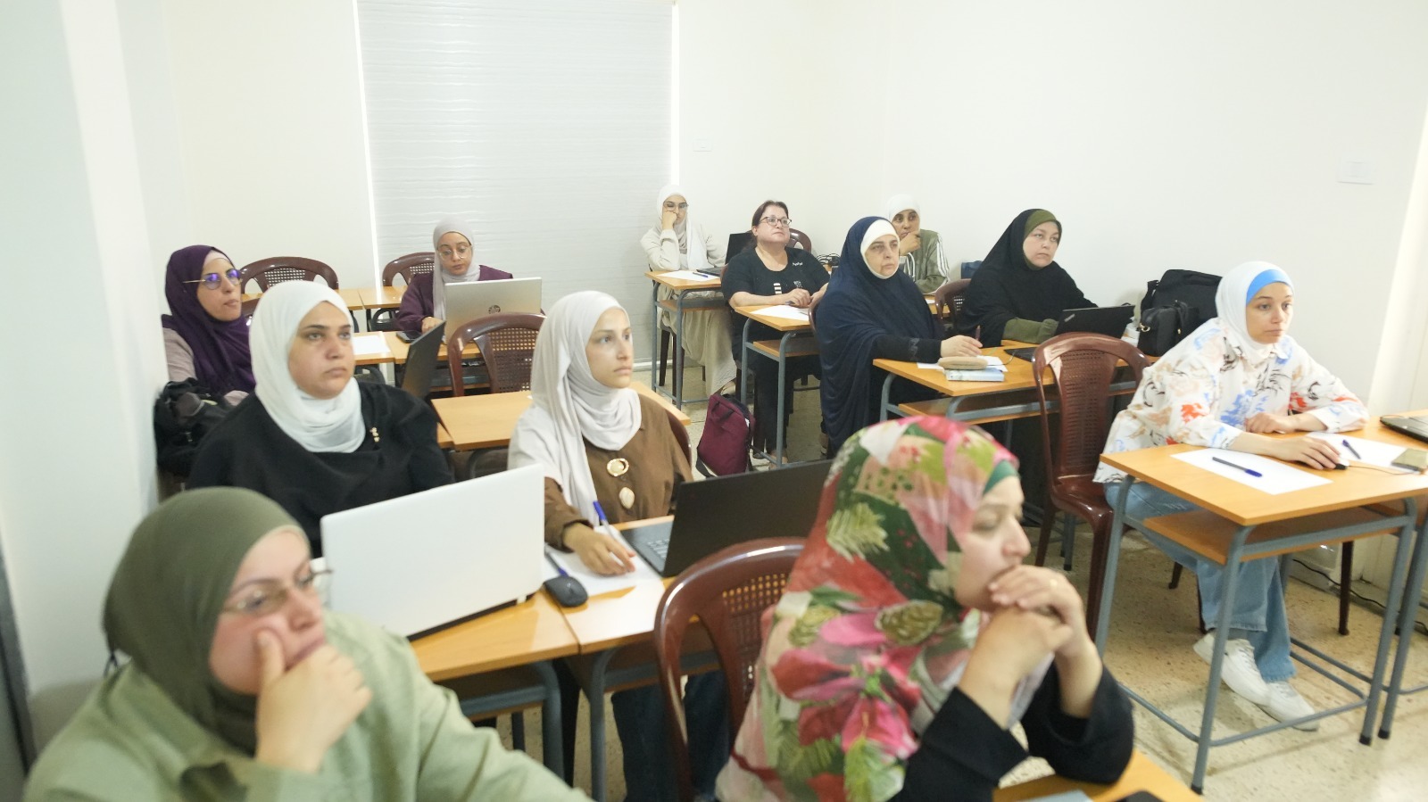 مؤسسة أمام تنظم ورشة تدريبية حول أدوات الذكاء الاصطناعي للمعلمين
